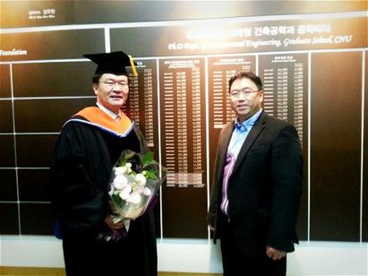 Dr.Hwang HeunGyu front of Architectural Hornor Board.